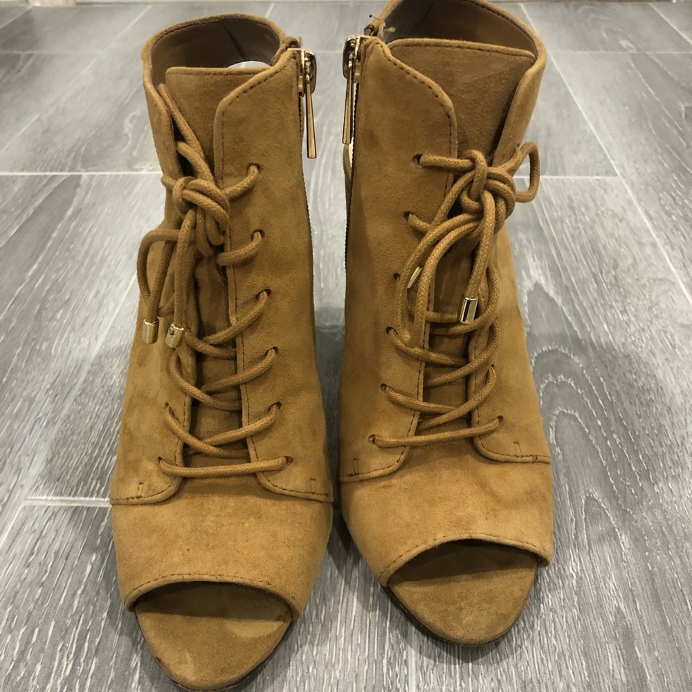 Jessica Simpson Size 5.5 Tan Heels.